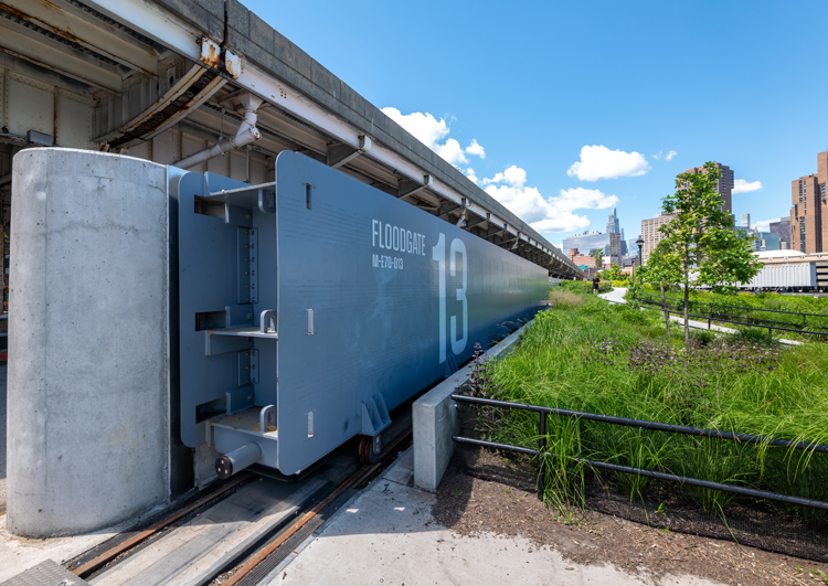 There are 18 movable flood gates throughout the project area. There are 18 movable flood gates throughout the project area.